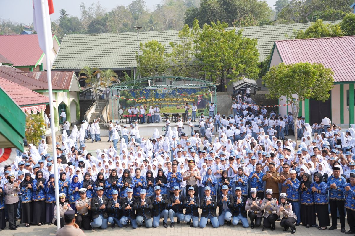 Ketgam: Wakapolda Sultra Pimpin Apel Pagi di SMAN 1 Kendari