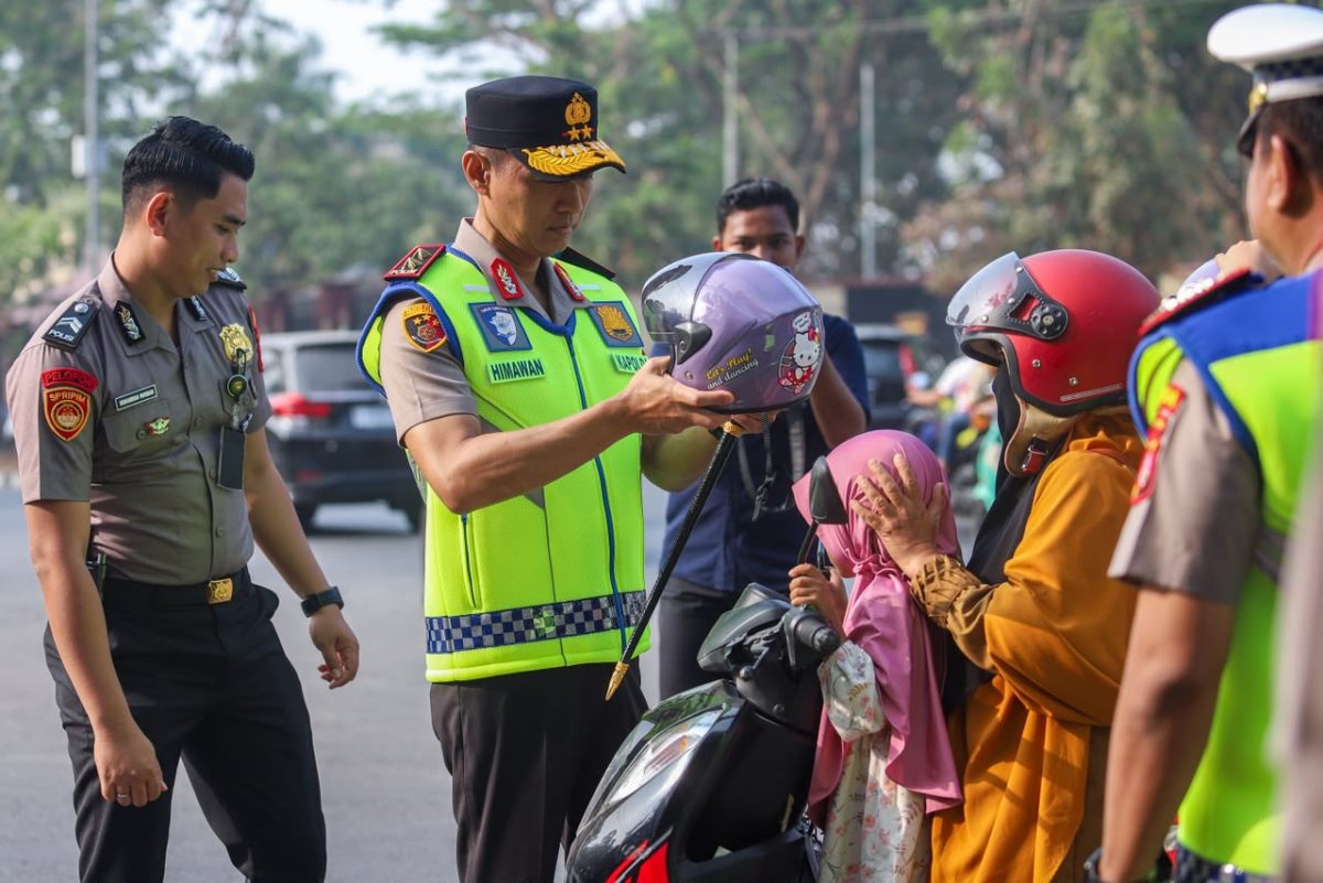 Kapolda Sultra Turun Langsung Atur Lalulintas dan Bagikan Helm Gratis ke pengendara