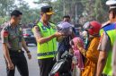 Kapolda Sultra Turun Langsung Atur Lalulintas dan Bagikan Helm Gratis ke pengendara 
