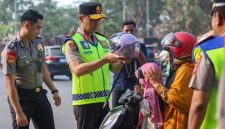 Kapolda Sultra Turun Langsung Atur Lalulintas dan Bagikan Helm Gratis ke pengendara